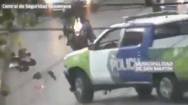 Quien conducía la moto no pudo esquivar el patrullero.