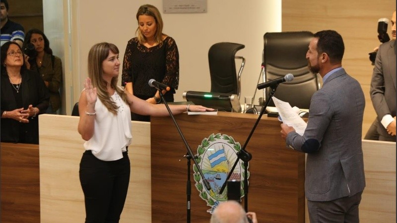 Mónica Ferrero en el momento de su ingreso formal al Concejo. 