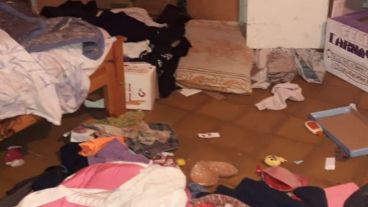 Un dormitorio revuelto es lo que encontró la mujer al llegar a la casa.