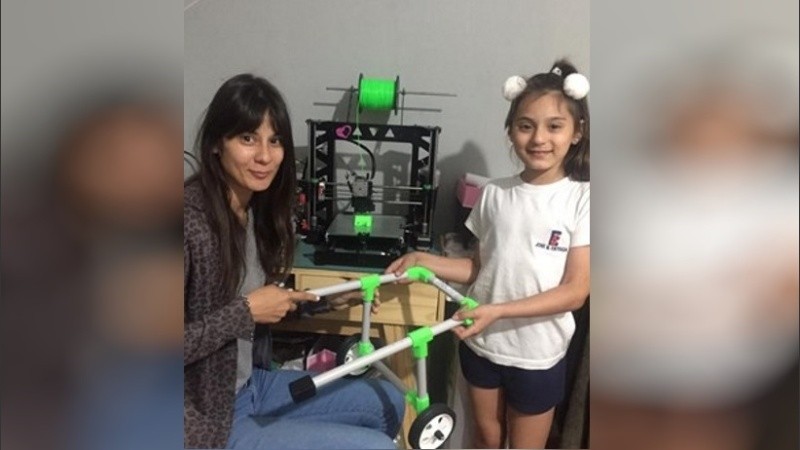 La creadora de las sillas 3D junto a su hija.