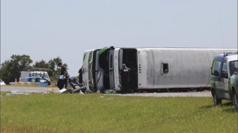 El vehículo volcó cerca de la ciudad de Lezama.