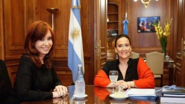 La vicepresidenta electa, Cristina Fernández de Kichner y la vicepresidenta hasta el 10 de diciembre, Gabriela Michetti.