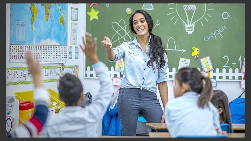 La escucha activa implica prestar atención al interlocutor y concentrarse en el mensaje.