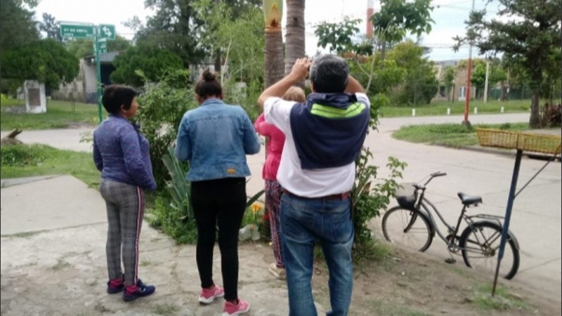 Algunos fieles alrededor de la imagen. 