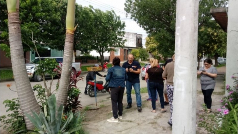 Algunos fieles alrededor de la imagen. 