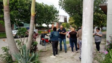 Algunos fieles alrededor de la imagen.