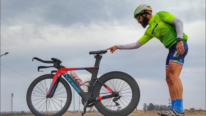 Rodrigo y una pose repetida: junto a su bicicleta.