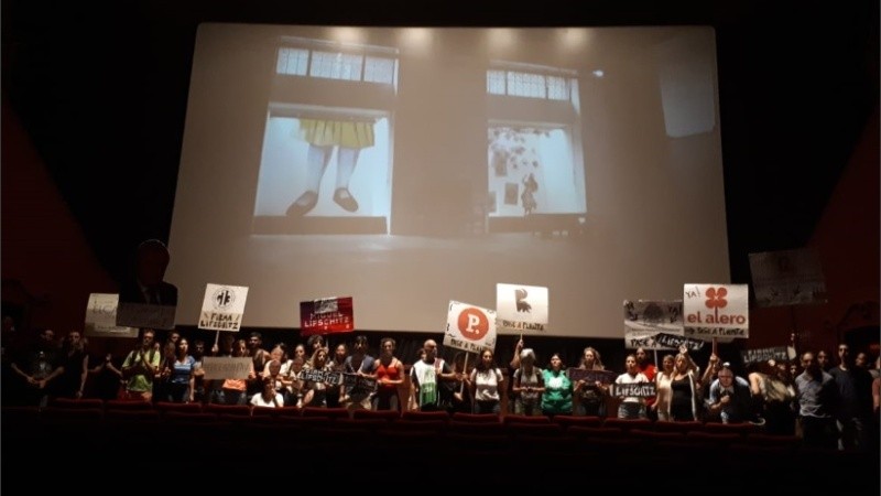 Angustiante reclamo en el cine público El Cairo.