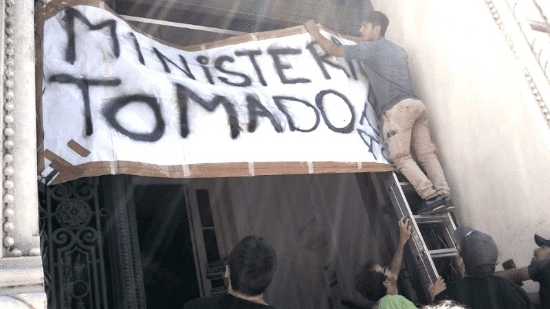 Los empleados que piden su continuidad intensificaron su protesta.