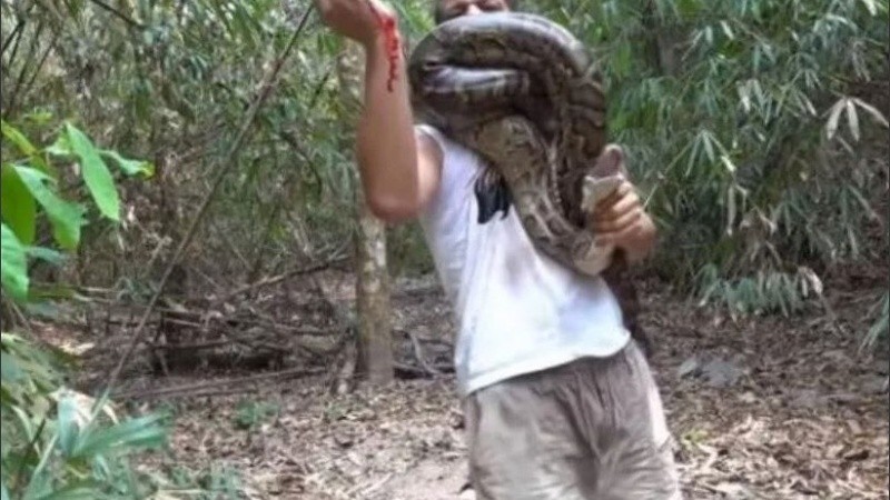  Muchos de los usuarios lo criticaron fuertemente por hacer juegos peligrosos con la serpiente.