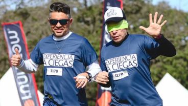 Se corre en parejas y uno de los integrantes guía al otro.