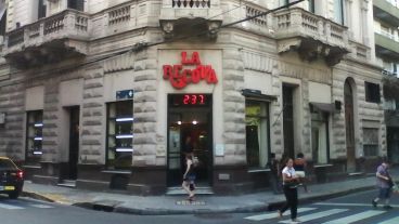 La panadería La recova en la clásica esquina de Laprida y Rioja.
