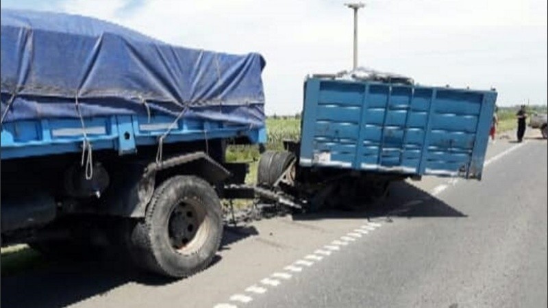 Así quedó el acoplado del camión tras el choque.