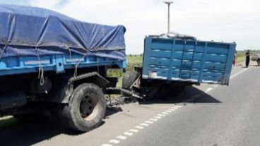Así quedó el acoplado del camión tras el choque.