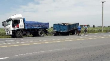 Así quedó el camión tras el choque.