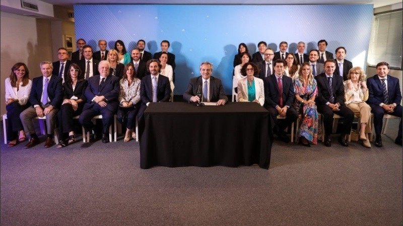 El presidente electo encabeza la conferencia de prensa en Puerto Madero.