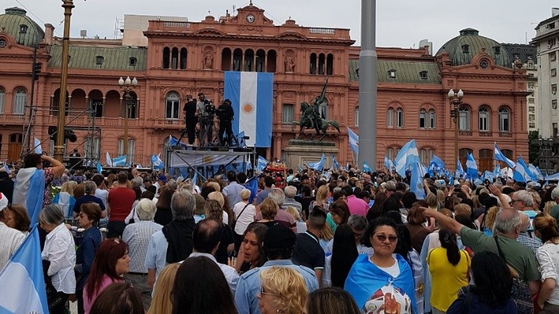 De a poco, los simpatizantes del PRO se reunían frente a la Casa Rosada.