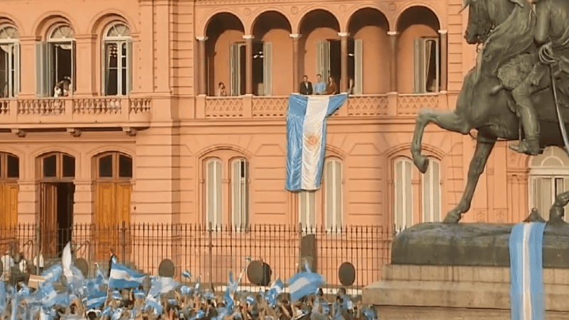 Macri salió a saludar desde el balcón de la Casa Rosada.
