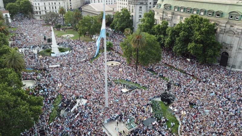 Una multitud colmó la Plaza de Mayo para despedir al presidente.