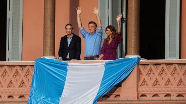El jefe de Estado junto a la primera dama y Pichetto.