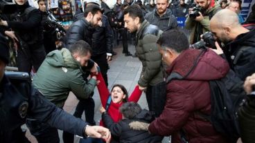 Los policías dispersaron la manifestación de mujeres.