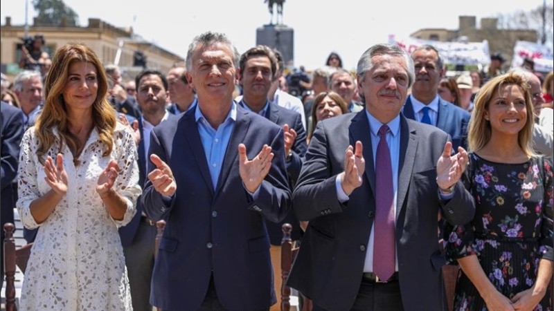 Fernández y Macri durante la misa en Luján.