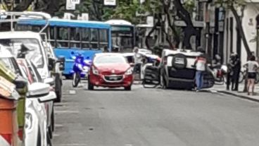 La Suzuki quedó dada vuelta tras colisionar con el Peugeot.