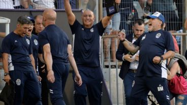 Maradona y todo el banco de Gimnasia gritan el 2-1.