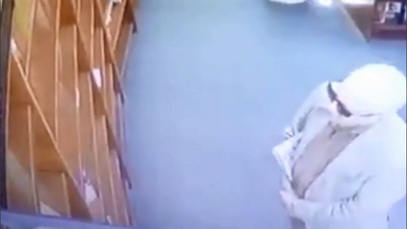 Valero Recio Becerra fue captado por la cámara de seguridad de una conocida librería de Buenos Aires cuando se llevó un libro sin pagar.