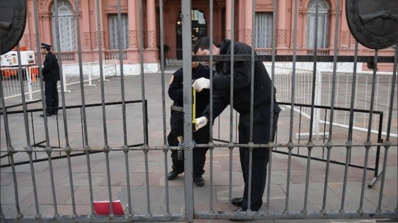 Las vallas impedían caminar por la vereda de Balcarce 50.