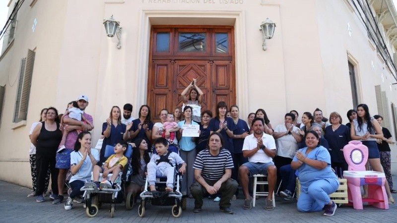 La protesta sumó a padres y pacientes.