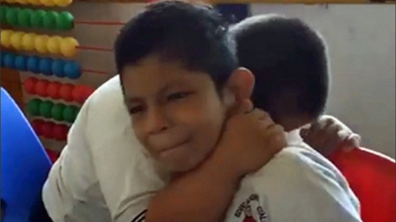 El abrazo entre los dos niños. 