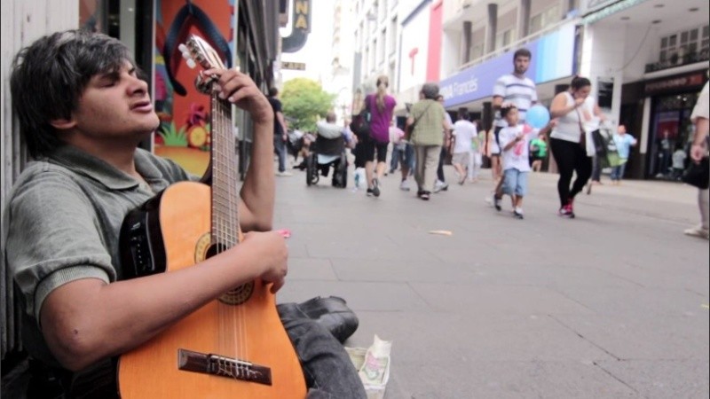 El artista callejero reclama que le devuelvan su pensión por discapacidad. 
