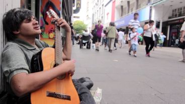 El artista callejero reclama que le devuelvan su pensión por discapacidad.