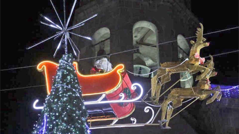 Los organizadores no calcularon bien la altura y Papá Noel terminó chocando contra un edificio.