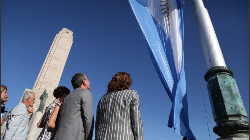 El izamiento fue a las 8. 