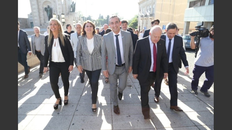 Después del izamiento, el acto se trasladó al propileo. 