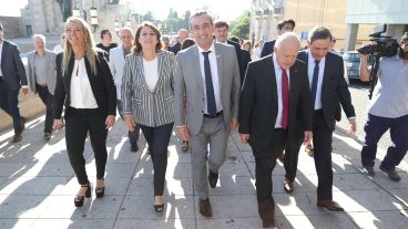 Después del izamiento, el acto se trasladó al propileo.