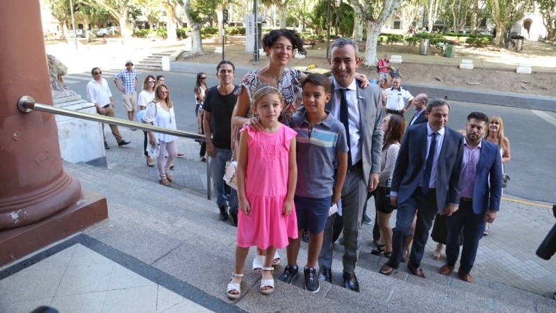 El flamante intendenta ingresa al Palacio de los Leones con su familia.