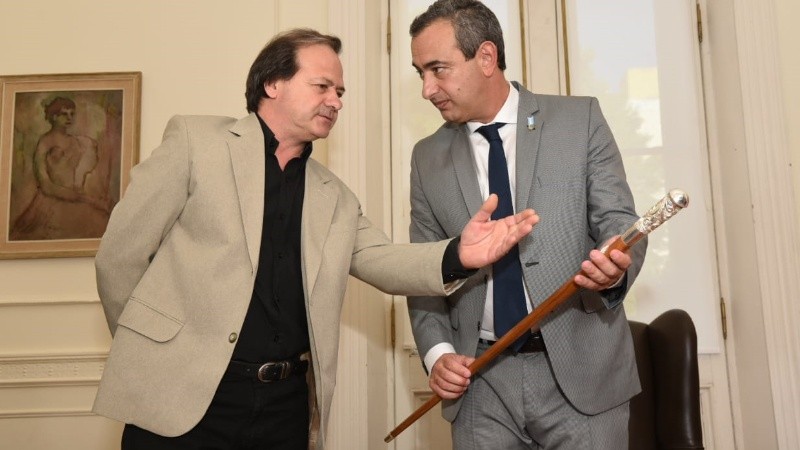 El diseño incluye símbolos alegóricos a la Rosario industrial.