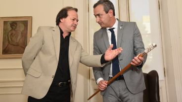 El diseño incluye símbolos alegóricos a la Rosario industrial.