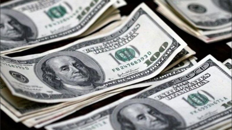 La idea es desdolarizar la economía todo lo que se pueda.  