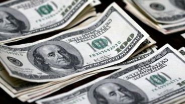 La idea es desdolarizar la economía todo lo que se pueda.