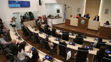 Los concejales siguieron el discurso de Javkin.