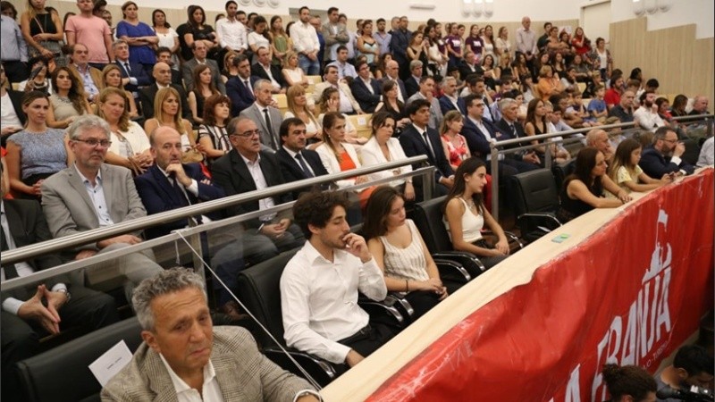 En las gradas, los integrantes del gabinete y otros dirigentes de la ciudad.