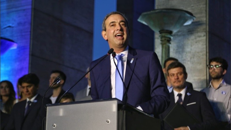 Javkin brindó un discurso frente al río.