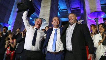 El intendente abrazado con los concejales Poy y Cozzoni, ex jugadores de Central y Newell's.
