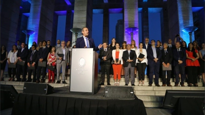 Javkin brindó un discurso frente al río.