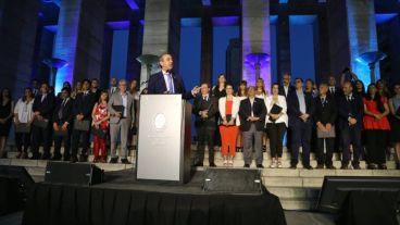 Javkin brindó un discurso frente al río.