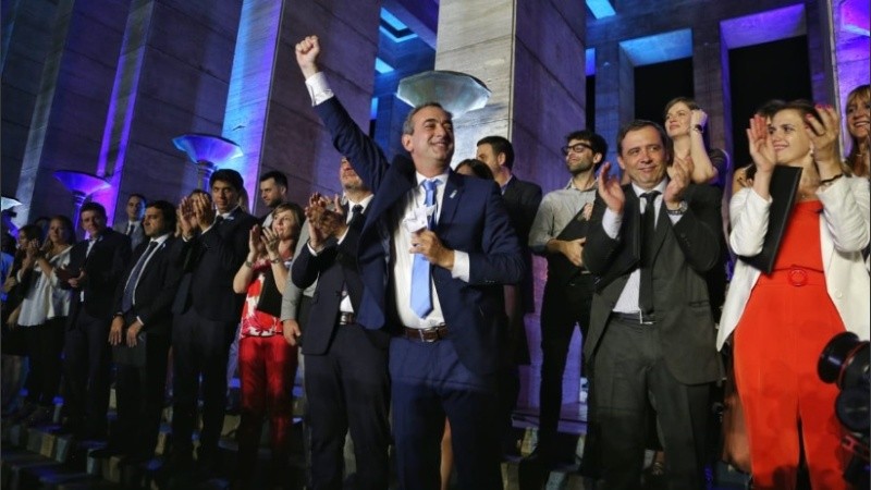 Javkin brindó un discurso frente al río.